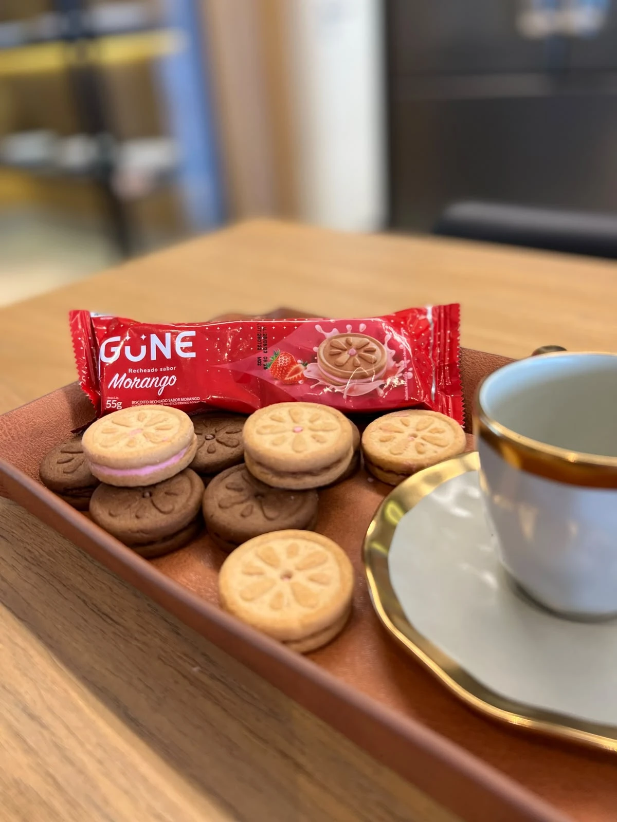Aline Zia em ativação de produto com biscoitos Gune sabor morango