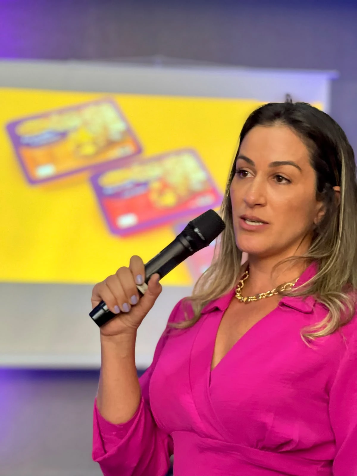 Aline Zia durante palestra em evento da Cative